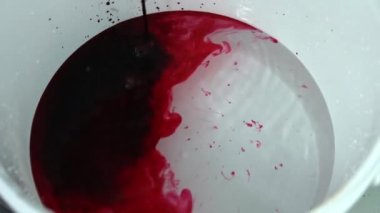 Mat in a Close-up on Production Line, Macaron Factory, Food Factory 'de Pembe Makarna Kabukları' ndan birden fazla makarna ve pembe renkli makarna yapıyorlar. 4K Video çekimi.