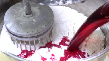 Mat in a Close-up on Production Line, Macaron Factory, Food Factory 'de Pembe Makarna Kabukları' ndan birden fazla makarna ve pembe renkli makarna yapıyorlar. 4K Video çekimi.