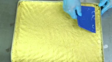 Türk Tatlısı veya Şam Tatlısı (Türkçe adı Sam Tatlisi - Sambali). Üretim aşamalarının 4K video çekimi.