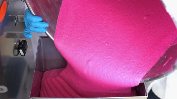 生産ライン マカロン工場 食品工場のクローズアップでマット上のピンクマカロンシェルから複数のマカロンとピンク色のマカロンを作る 4Kビデオ撮影 — ストック動画