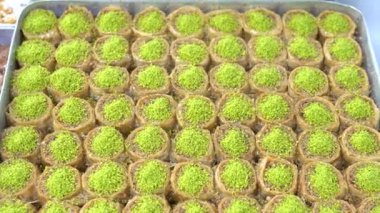 Tepsilerde Türk baklavası, burma kadayif, sobiyet, sutlu nuriye, çikolata baklava, Türk geleneksel Şerbeti tatlıları 4K Video çekimi.