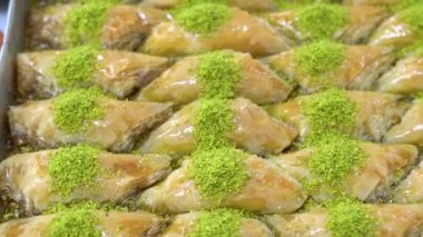 Tepsilerde Türk baklavası, burma kadayif, sobiyet, sutlu nuriye, çikolata baklava, Türk geleneksel Şerbeti tatlıları 4K Video çekimi.