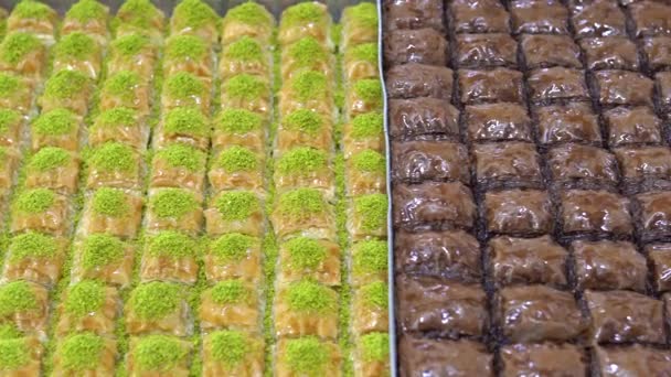 터키의 빵나무로 Burma Kadayif Sobiyet Sutlu Nuriye Chocolate Baklava Turkish — 비디오