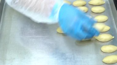 Tatlı üretim fabrikasında sekerpare tatlı üretimi. Tepside lezzetli Türk usulü tatlı sekerpare. Türk Ramazanı tatlı Sekerpare. 4K video çekimi.