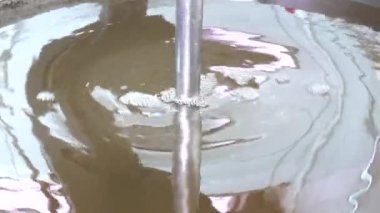 Türk usulü şerbet tatlısı. Tatlı üretim fabrikasında şerbet tatlısı için şekerden şerbet yapıyorum. 4K video yakalama.