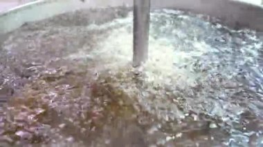 Türk usulü şerbet tatlısı. Tatlı üretim fabrikasında şerbet tatlısı için şekerden şerbet yapıyorum. 4K video yakalama.