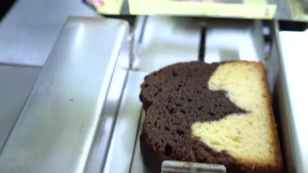Aufgeschnittene Kuchenverpackungen Fließband Einer Lebensmittelfabrik Tortenschneiden Großaufnahme Der Produktion Produktionsprozess — Stockvideo