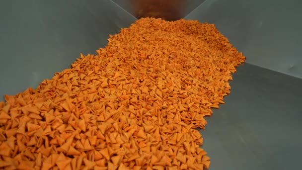 Het Gieten Van Kegelvormige Chips Productielijn Een Voedselfabriek Gele Kruidige — Stockvideo