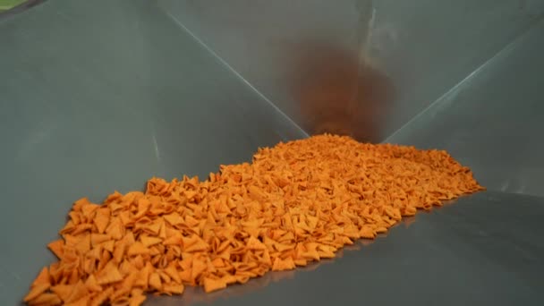 Het Gieten Van Kegelvormige Chips Productielijn Een Voedselfabriek Gele Kruidige — Stockvideo