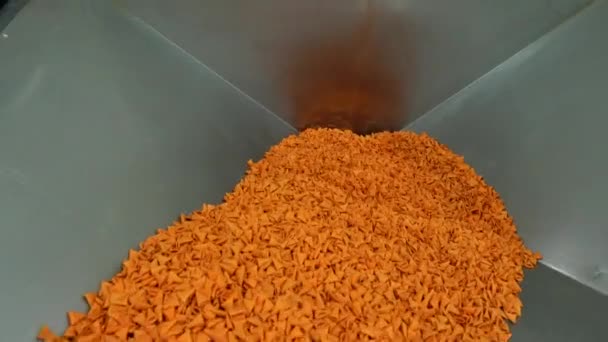공장의 라인에 원추형 뿌린다 노란색 원추형 질감이나 옥수수 원추형의 비디오 — 비디오