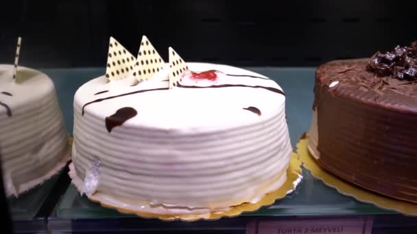 Rayon Gâteau Dans Une Pâtisserie Gros Plan Des Gâteaux Mouillés — Video
