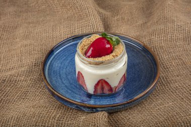 Çilekli manolya tatlısı. Koyu arkaplanda çilekli ve kremalı manolya. Dünya mutfağı lezzetleri. 