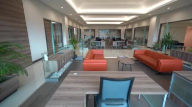 Açık ofis. Bekleme odası, yönetim kurulu odası ve şehir manzaralı modern ofis alanı. 4K video çekimi.