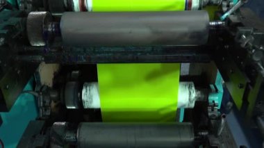 Koli bandı üretim tesisi. Koli bandı üretimi. Endüstriyel ve teknoloji konsepti. 4K video çekimi.