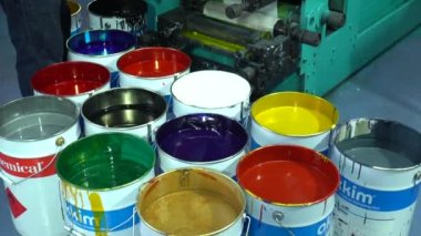 Kesme bıçaklı rotary die makinası. Koli bandı üretimi. Koli bandı imalatı, CMYK baskı imalatı. Sanayi ve teknoloji kavramı. Kaliteli 4K video çekimi.