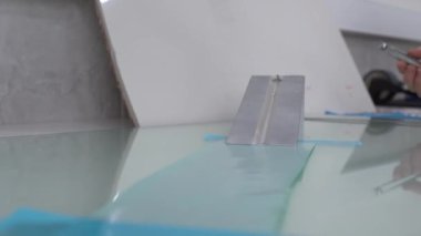 Kalite kontrolü, koli bandı üretim fabrikasındaki laboratuvarda yapılır. Amerikan standardı No. 14 elik bilardo bant lk yapma test cihaz, ilk yapma. 4K video çekimi.