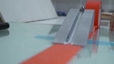 Kalite kontrolü, koli bandı üretim fabrikasındaki laboratuvarda yapılır. Amerikan standardı No. 14 elik bilardo bant lk yapma test cihaz, ilk yapma. 4K video çekimi.