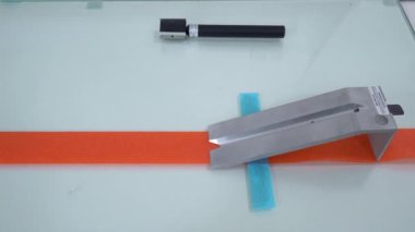 Kalite kontrolü, koli bandı üretim fabrikasındaki laboratuvarda yapılır. Amerikan standardı No. 14 elik bilardo bant lk yapma test cihaz, ilk yapma. 4K video çekimi.
