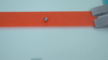 Kalite kontrolü, koli bandı üretim fabrikasındaki laboratuvarda yapılır. Amerikan standardı No. 14 elik bilardo bant lk yapma test cihaz, ilk yapma. 4K video çekimi.