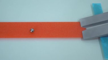 Kalite kontrolü, koli bandı üretim fabrikasındaki laboratuvarda yapılır. Amerikan standardı No. 14 elik bilardo bant lk yapma test cihaz, ilk yapma. 4K video çekimi.
