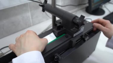 Kalite kontrolü, koli bandı üretim fabrikasındaki laboratuvarda yapılır. Yapışkan Bant Soyma Testi 4K video çekimi için Elektrikli Tekerlek Yapıştırma Testi.