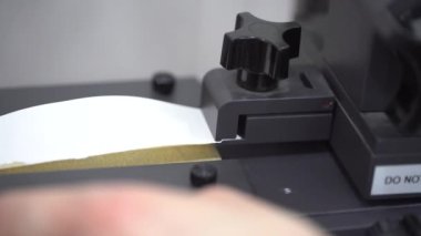 Kalite kontrolü, koli bandı üretim fabrikasındaki laboratuvarda yapılır. Yapışkan Bant Soyma Testi 4K video çekimi için Elektrikli Tekerlek Yapıştırma Testi.