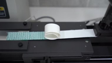 Kalite kontrolü, koli bandı üretim fabrikasındaki laboratuvarda yapılır. Yapışkan Bant Soyma Testi 4K video çekimi için Elektrikli Tekerlek Yapıştırma Testi.