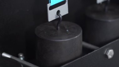 Kalite kontrolü, koli bandı üretim fabrikasındaki laboratuvarda yapılır. Yapışkan Bant Soyma Testi 4K video çekimi için Elektrikli Tekerlek Yapıştırma Testi.