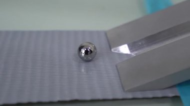 Kalite kontrolü, koli bandı üretim fabrikasındaki laboratuvarda yapılır. Amerikan standart 14 numaralı çelik top bandı ilk yapışma testi, ilk yapışma. Yavaş Çekim.