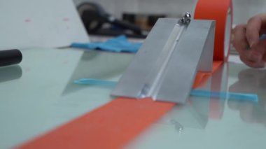 Kalite kontrolü, koli bandı üretim fabrikasındaki laboratuvarda yapılır. Yapışkan Bant Soyma Testi 4K video çekimi için Elektrikli Tekerlek Yapıştırma Testi.