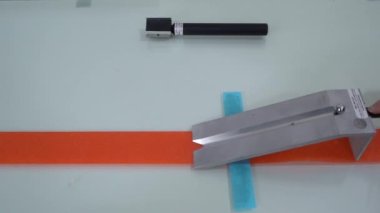 Kalite kontrolü, koli bandı üretim fabrikasındaki laboratuvarda yapılır. Yapışkan Bant Soyma Testi 4K video çekimi için Elektrikli Tekerlek Yapıştırma Testi.