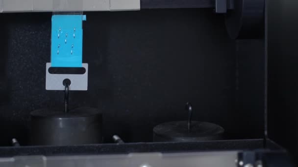 在管道胶带生产厂的实验室进行质量控制 电轮轮粘合试验器 用于粘合带剥皮试验 4K视频拍摄 — 图库视频影像