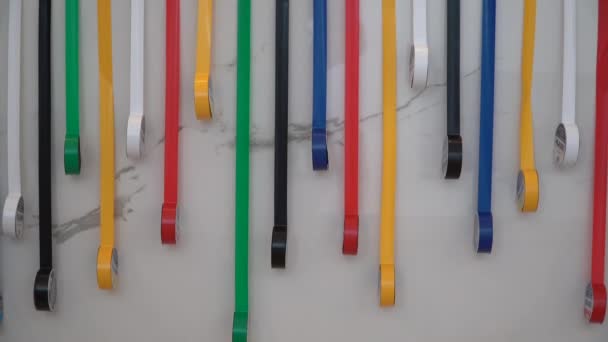 Mehrfarbige Isolierbänder Auf Einem Marmorhintergrund Videoaufzeichnung Qualität — Stockvideo