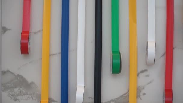 Mermer Bir Arka Planda Çok Renkli Yalıtım Bantları Kalite Video — Stok video