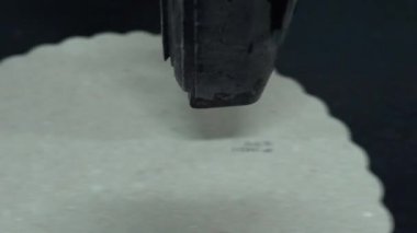 Yiyecek fabrikasındaki dijital yazıcıdan alınan ürünlerin tarih ve seri numarasını verme süreci. Kaliteli 4K video çekimi.