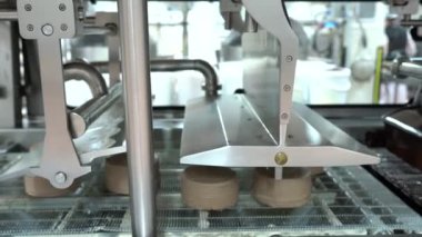 Pasta şefi, ticari mutfakta taze çikolatalı pasta yapıyor. Pastayı yapmak için son adım. Fabrikadaki pastanın tamamlanması. Şekerleme fabrikası. Yüksek kalite 4K görüntü.