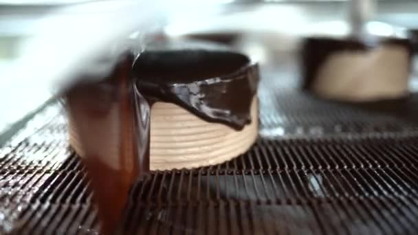 Banketbakker Het Maken Van Verse Heerlijke Chocoladekoeken Commerciële Keuken Laatste — Stockvideo