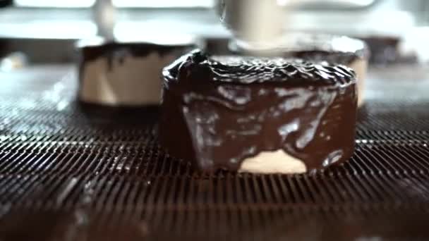 Konditor Macht Frische Leckere Schokoladenkuchen Der Gewerblichen Küche Der Letzte — Stockvideo