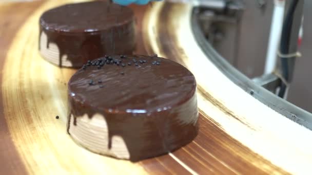 Banketbakker Het Maken Van Verse Heerlijke Chocoladekoeken Commerciële Keuken Laatste — Stockvideo
