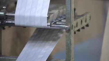 Karton bobbin yapımı. Kağıt yapma makinesi eski bir kombinatta teknik karton üretiyor. Kağıt ve kağıt fabrikası. Yüksek kalite 4K video çekimi.