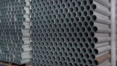 Karton bobbin yapımı. Kağıt yapma makinesi eski bir kombinatta teknik karton üretiyor. Kağıt ve kağıt fabrikası. Yüksek kalite 4K video çekimi.