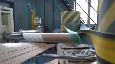 Karton bobbin yapımı. Kağıt yapma makinesi eski bir kombinatta teknik karton üretiyor. Kağıt ve kağıt fabrikası. Yüksek kalite 4K video çekimi.