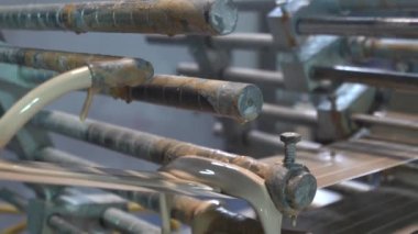 Karton bobbin yapımı. Kağıt yapma makinesi eski bir kombinatta teknik karton üretiyor. Kağıt ve kağıt fabrikası. Yüksek kalite 4K video çekimi.