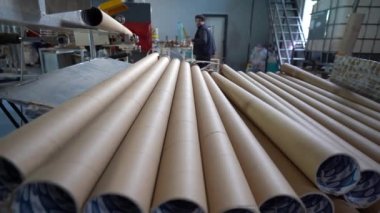 Karton bobbin yapımı. Kağıt yapma makinesi eski bir kombinatta teknik karton üretiyor. Kağıt ve kağıt fabrikası. Yüksek kalite 4K video çekimi.