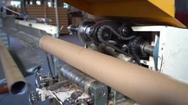 Karton bobbin yapımı. Kağıt yapma makinesi eski bir kombinatta teknik karton üretiyor. Kağıt ve kağıt fabrikası. Yüksek kalite 4K video çekimi.