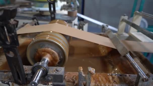 Картонный Бобин Бумагоделательная Машина Производит Технический Картон Старом Стрелочном Комбинате — стоковое видео