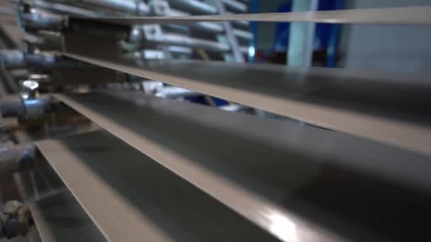 ダンボール製のボビン作り 製紙機械は古いブームコンビナットで技術的な段ボールを製造しています 製紙およびパルプ工場 高品質の4Kビデオ撮影 — ストック動画