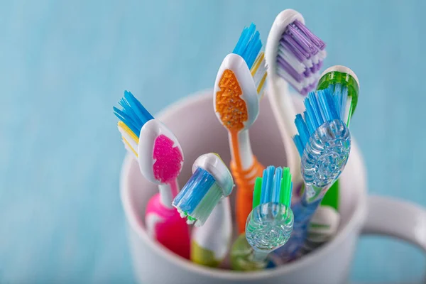 Zahnbürsten Keramikschale Auf Verschwommenem Hintergrund Bunte Zahnbürsten Gesundes Zahnkonzept — Stockfoto