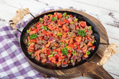 Türk yemeği et Kavurma. Meat Saute Turkish Et sote on black ground. Türkçe adı: Sac Tava, Sac Kavurma.