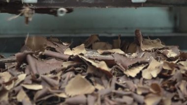 Pasta yaparken çikolata dilimlemek. Tatlı pişirmek için tatlı rendelenmiş çikolata. yüksek kaliteli 4K video çekimi.